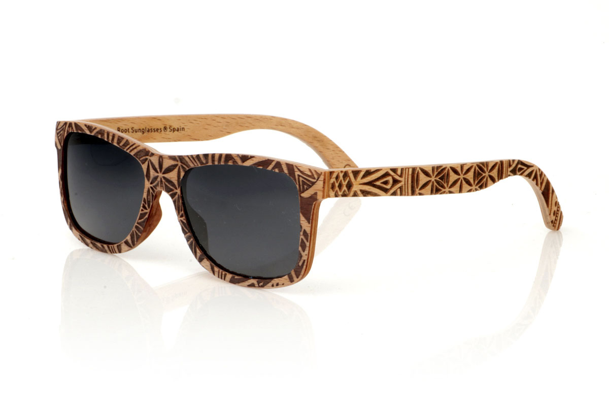 Wood eyewear of Beech MAURITANIA. The MAURITANIA wooden sunglasses have a shape inspired by the classics, made of beech wood. These glasses are distinguished by their exclusive finish engraved with an ethnic pattern, reflecting the arid tones of desert landscapes in every detail. Beech wood, in addition to its durability, provides a texture and color that makes each pair a unique piece. Designed for those looking for an accessory that stands out, the MAURITANIA are perfect for adding a touch of originality to your style. Measurement: 145x45. Caliber: 54. With them, you will take a piece of nature and adventure wherever you go. for Wholesale & Retail | Root Sunglasses® 